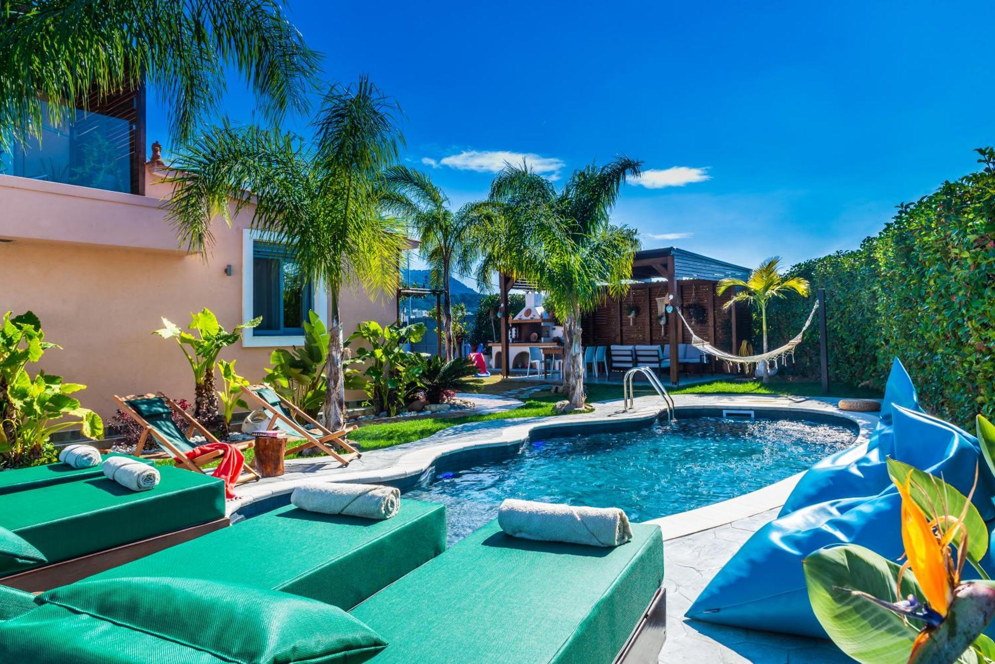 Antonakisvilla - Luxury Pool, Jacuzzi & Seaview Retreat *